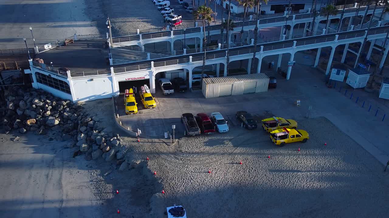 오션 사이드 부두 노란색 구조대 트럭