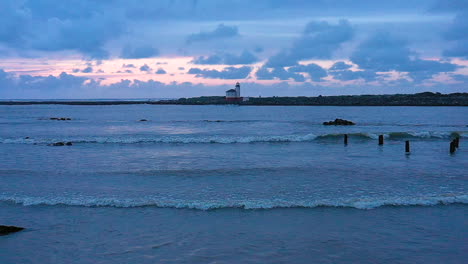 Wunderschöne-Und-Ruhige-Zeitlupenaufnahmen-Einer-Drohne,-Die-Tief-über-Den-Coquille-River-Und-Die-Wellen-In-Richtung-Bandon-Lighthouse,-Oregon,-Fliegt