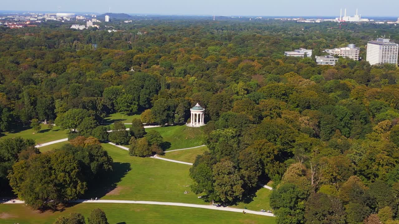 위에서 보는 웅장한 비행 모노페트로 영국 정원 ?? 헨 독일 바이에른, 여름  ⁇ 은 파란 하늘 23일