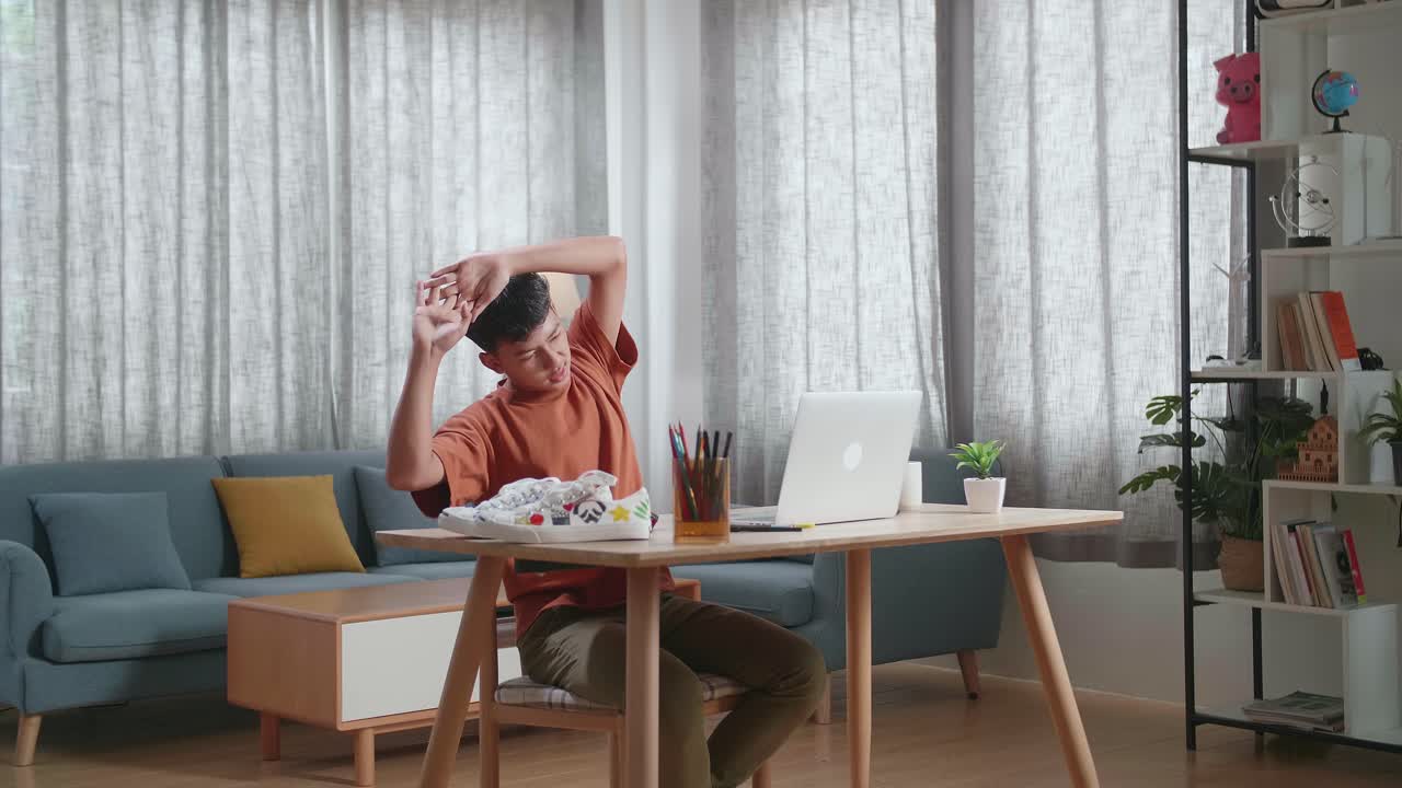 집에서 노트북으로 일하는 학생