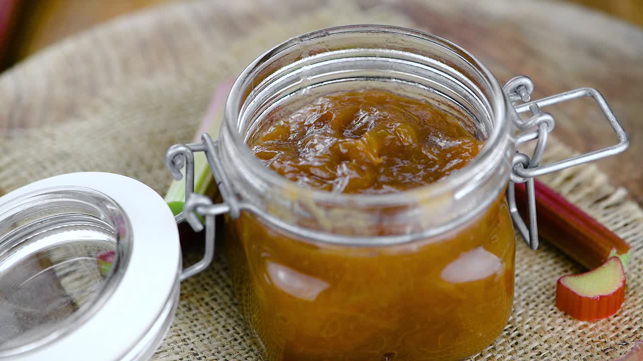 mermelada de ruibarbo casera en una placa giratoria (con bucle sin costuras)