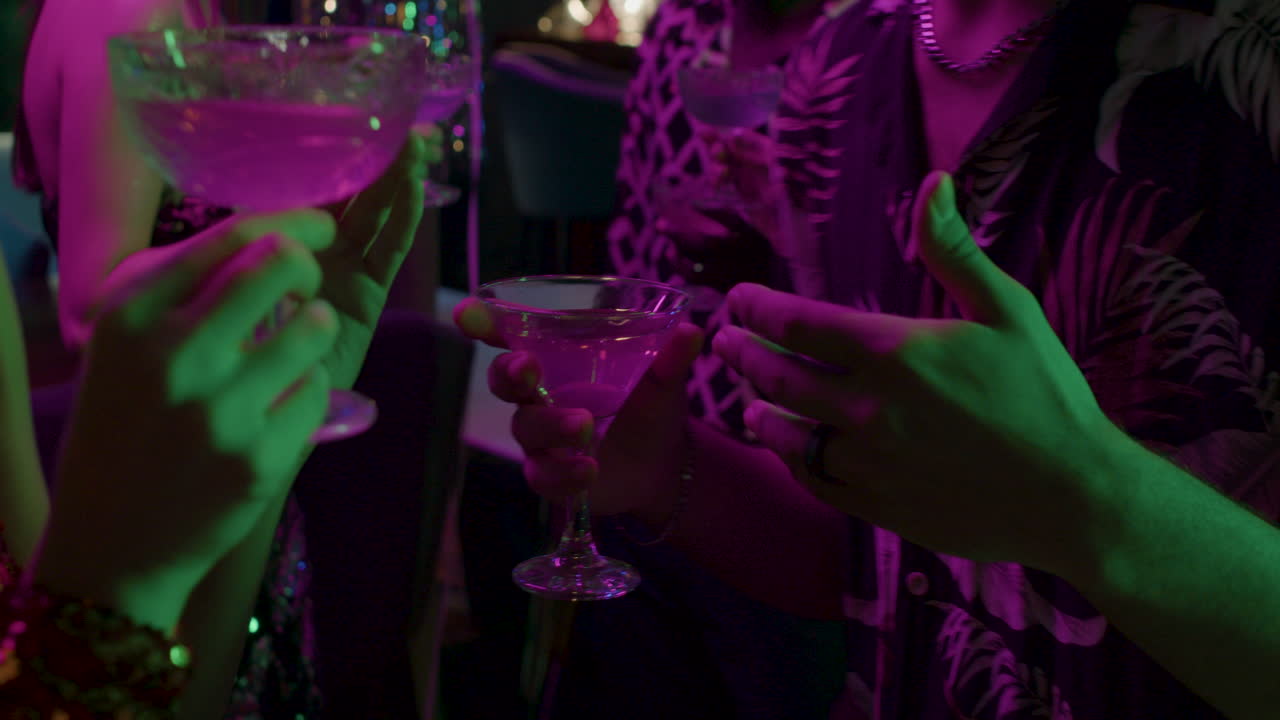 amigos bailando en una fiesta