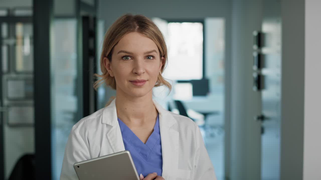 Portrett av smilende kaukasisk kvinnelig lege på medisinsk klinikk