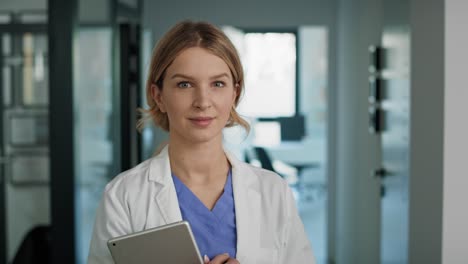 Retrato-De-Una-Doctora-Caucásica-Sonriente-En-Una-Clínica-Médica.