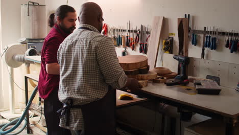 Fabricante-Seleccionando-Herramienta-Del-Estante-Para-Usar-En-Materiales-De-Madera.