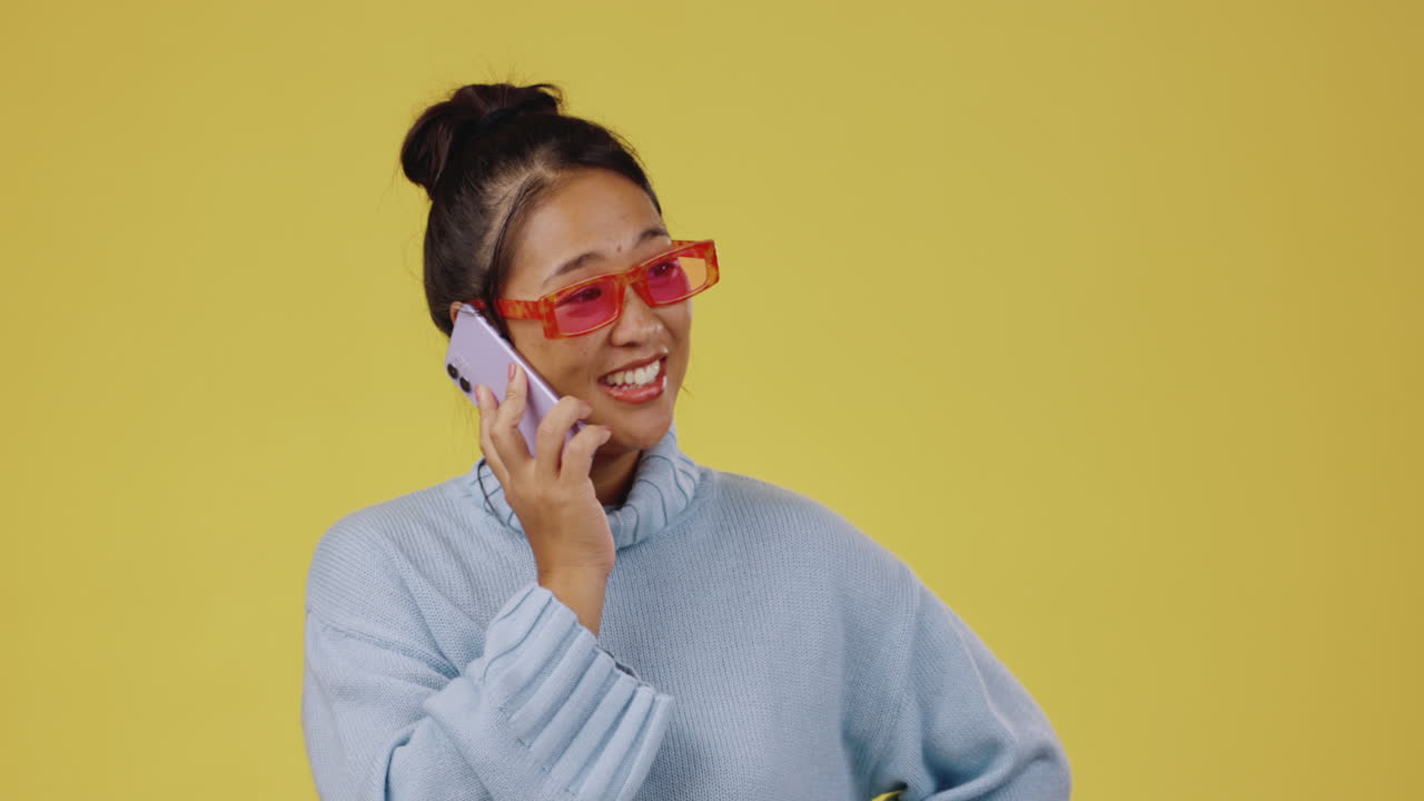 estudiante, moda y mujer hablando por teléfono