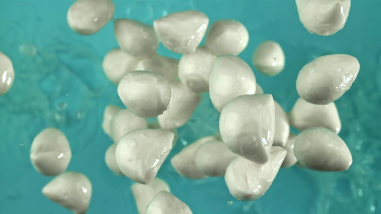 Vista dall'alto di bocconcini di mozzarella che galleggiano su acqua blu