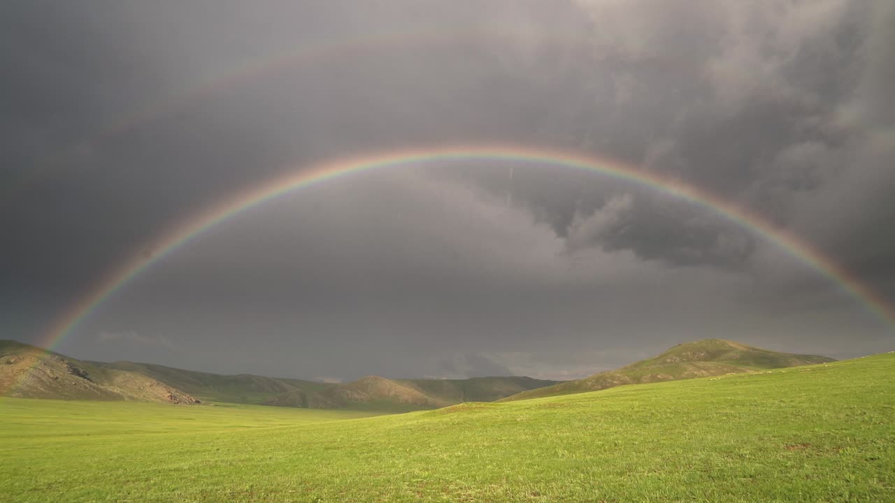 arco iris colorido en un vasto prado sin árboles