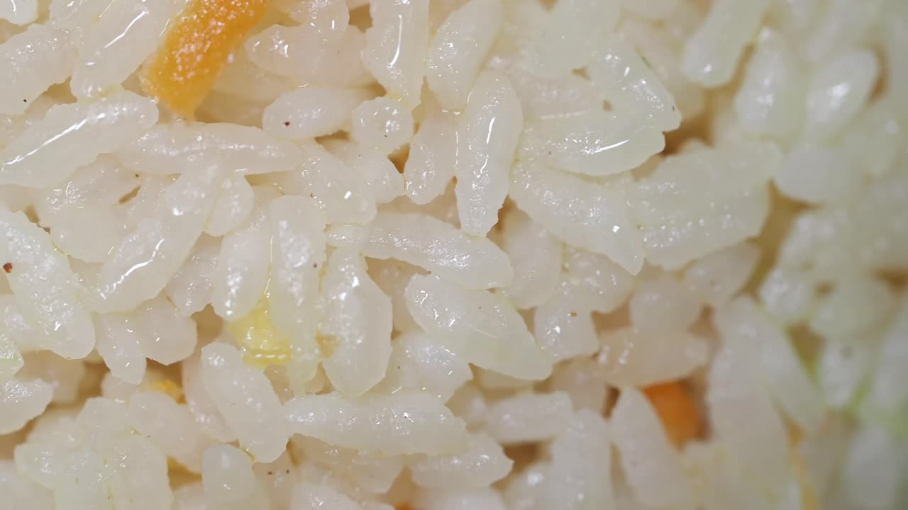 primer plano de arroz cocido