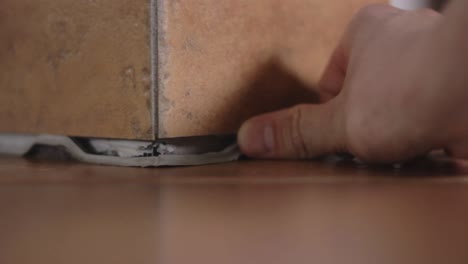 fijación de pestañas de silicona en un pilar de reparación fundamental