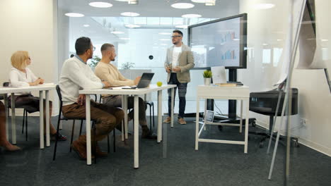 presentación de negocios en la oficina moderna
