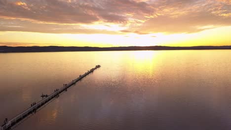 Hermosa-Puesta-De-Sol-En-Long-Jetty-Wharf,-Costa-Central-Del-Norte-De-Sydney