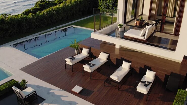 Vista Aerea di una Villa di Lusso Fronte Oceano con Diverse Piscine