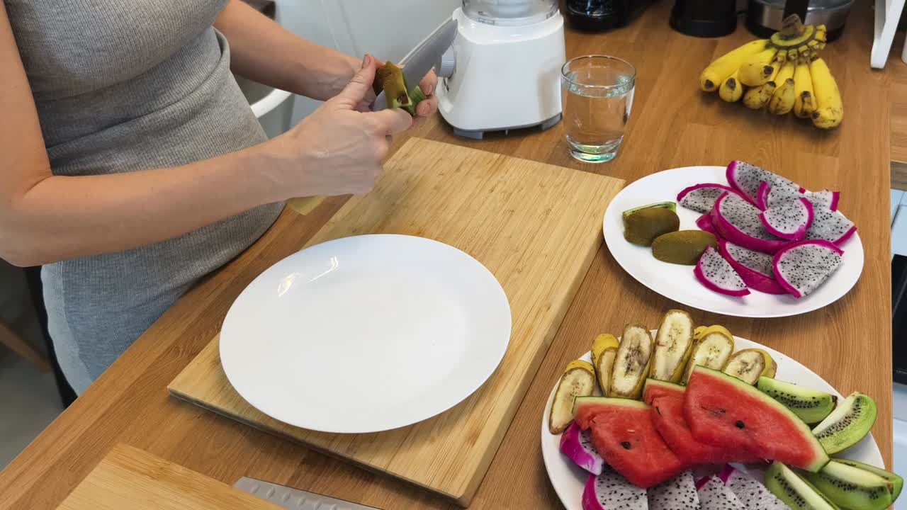 preparando una ensalada de frutas