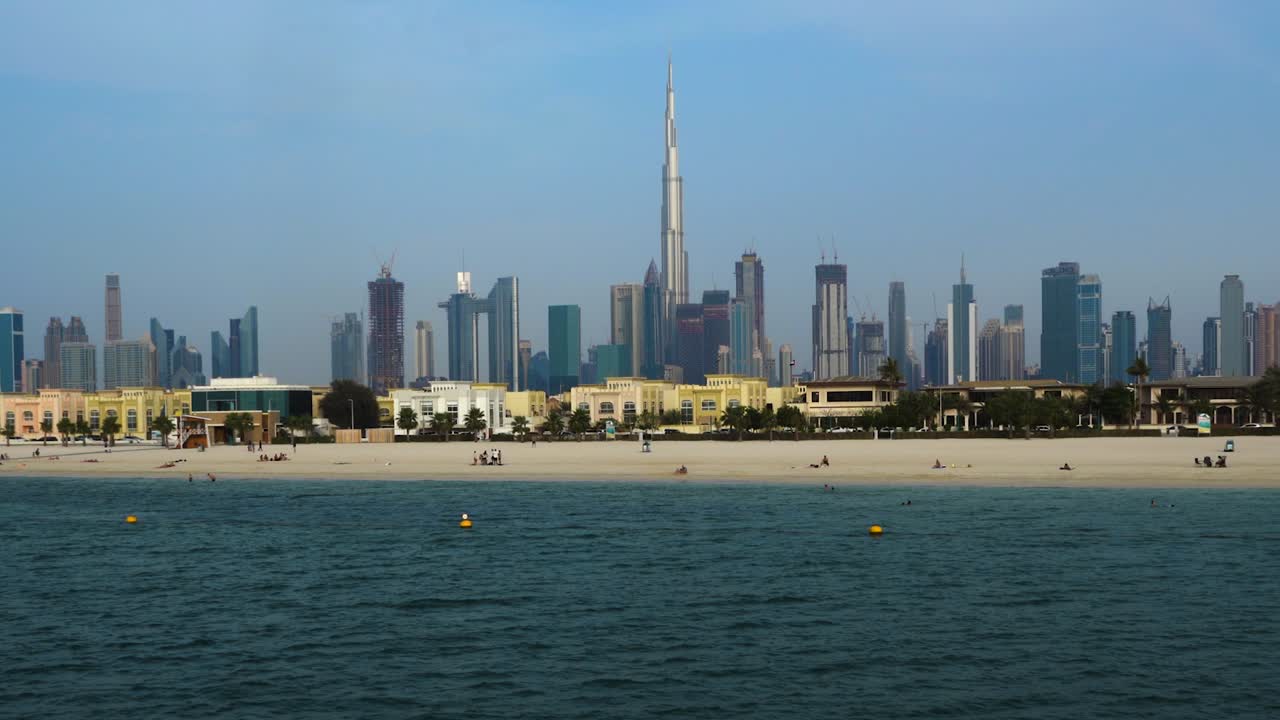 Vista panoramica della Torre Burj Khalifa e dello skyline di Dubai dal lato spiaggia a Dubai, EAU