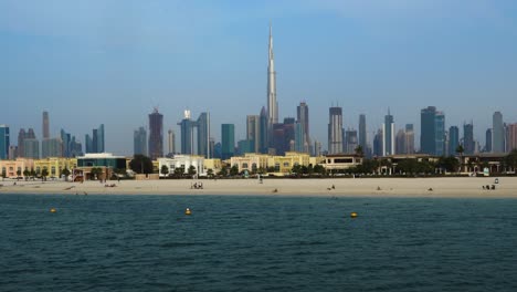 vista panorámica de la torre burj khalifa y el horizonte de dubai desde el lado de la playa en dubai, emiratos árabes unidos