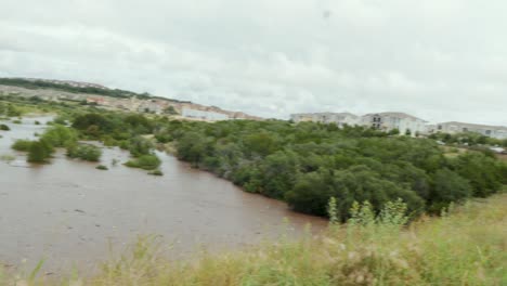 parque inundado después de fuertes lluvias