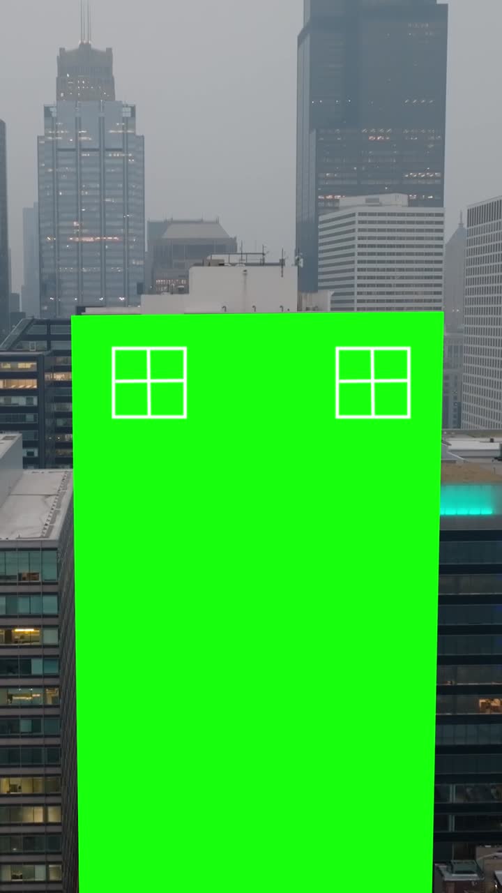 Billboard con schermo verde e marcatori di tracciamento nello skyline cittadino