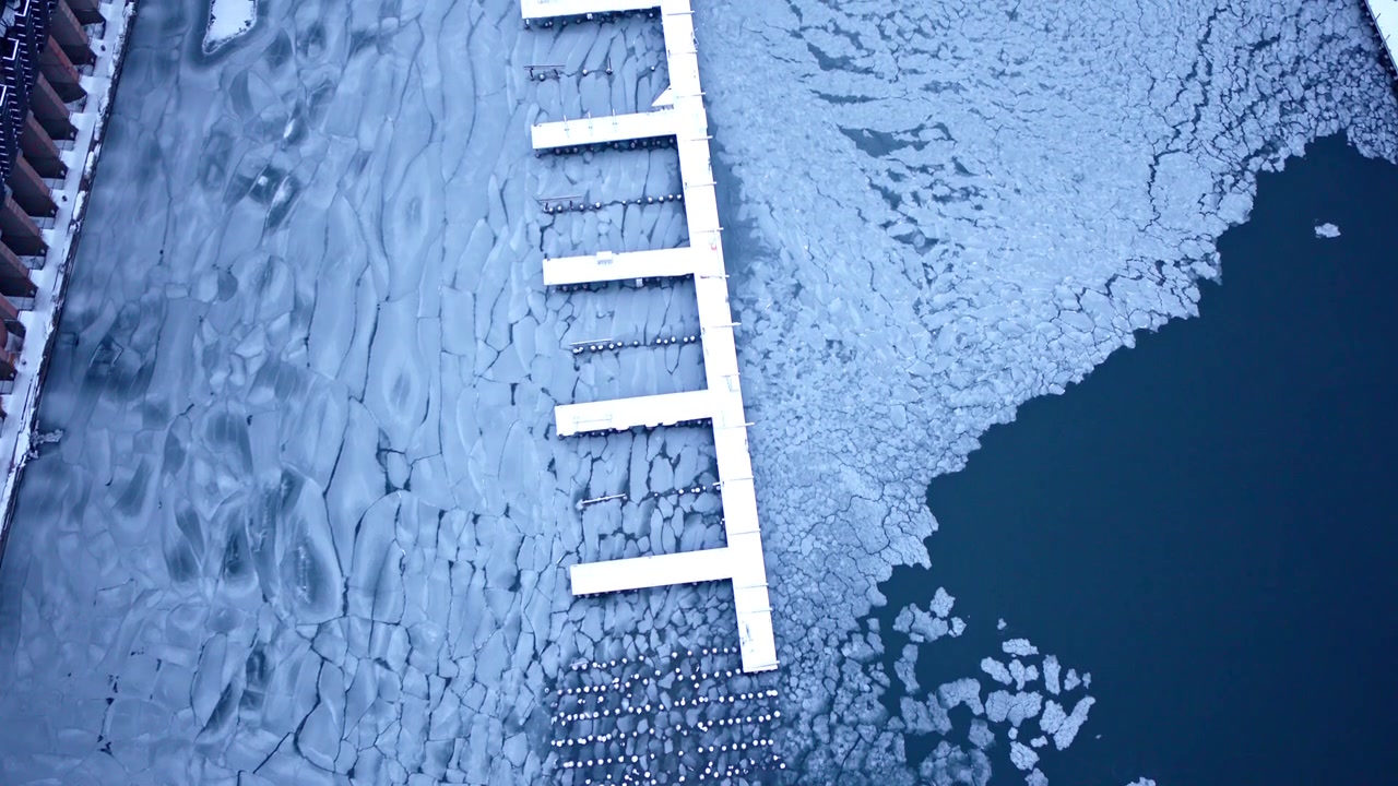 Vista drone su un molo di carico di minerale di ferro coperto di neve nel Michigan settentrionale.