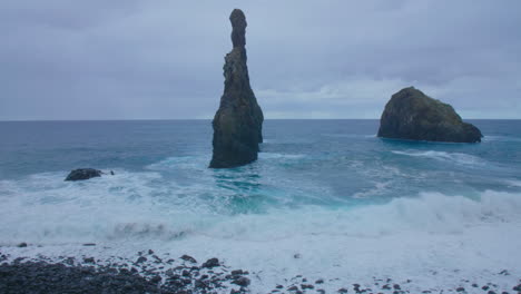 ribeira da janela madeira porto moniz seixal madeira rocha com mar ondulado oceano praia inquieta em um dia nublado ondas