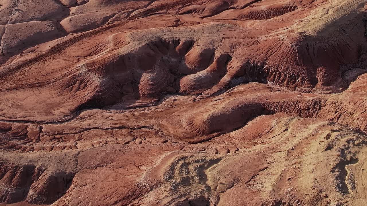Veduta aerea di terreno accidentato in Marocco, che mostra motivi naturali