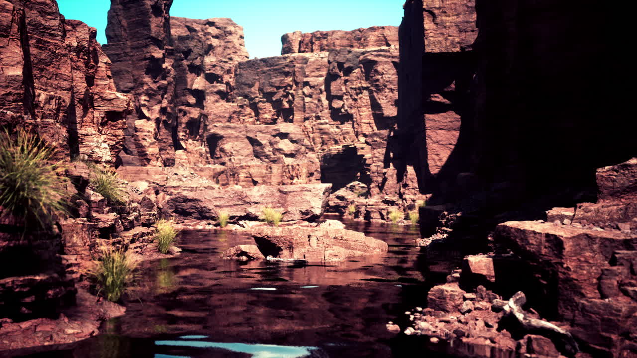 은 바위 협곡과 하천