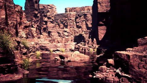 cañón de roca roja con arroyo