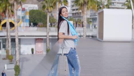 Mujer-Sonriente-Mirando-Hacia-Atrás-Sobre-La-Baranda