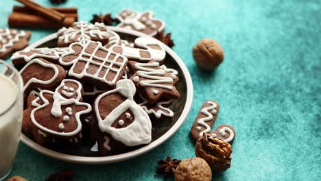 Süße-Weihnachtskomposition-Sortiment-Von-Lebkuchen-Auf-Einem-Teller