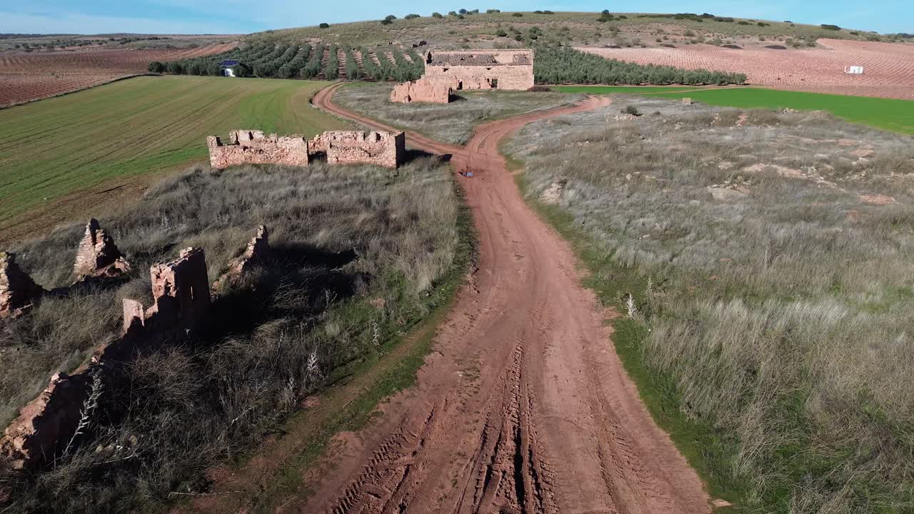 paisaje con arquitectura rural y campo verde con campo de olivos desde la vista de un dron