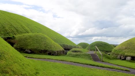 Ein-4K-Schwenk-Der-Neolithischen-Kulturerbestätte-Der-Gräberfelder-Aus-Dem-Jahr-3200-V.-Chr.-In-Newgrange,-Co.,-Louth,-Irland