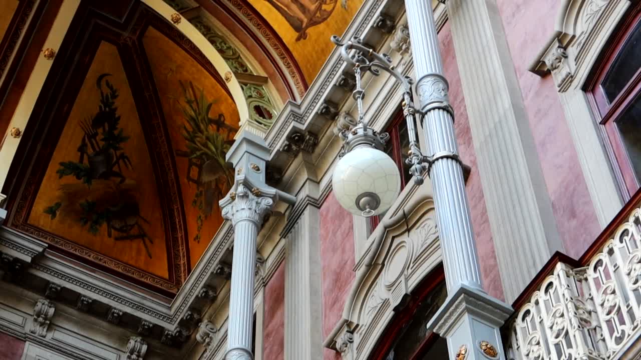 포르토의 팔라시오 다 보르사 (palacio da bolsa) 의 벽에 걸려 있는  ⁇  램프와 배경에 장식된 천장