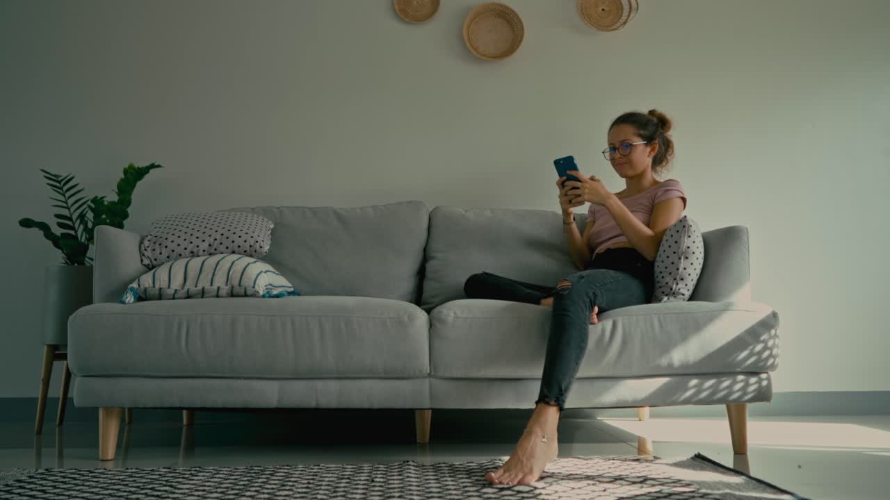 mujer relajándose en un sofá