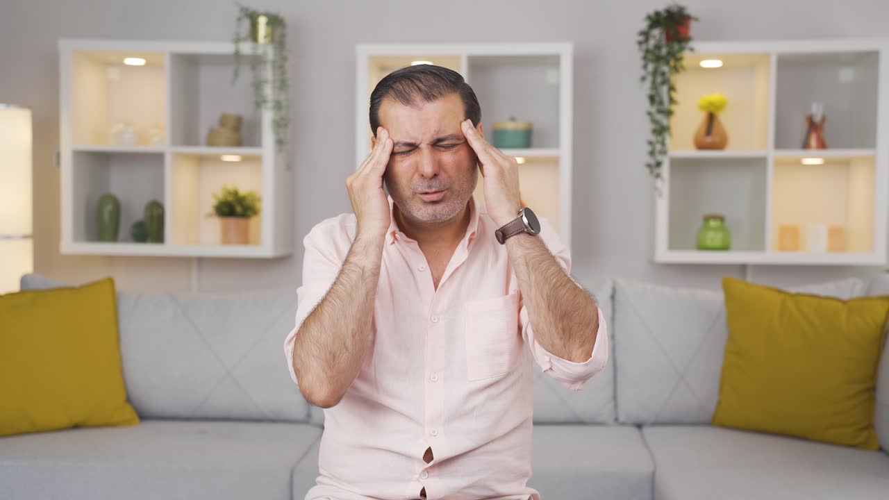 hombre con dolor de cabeza.