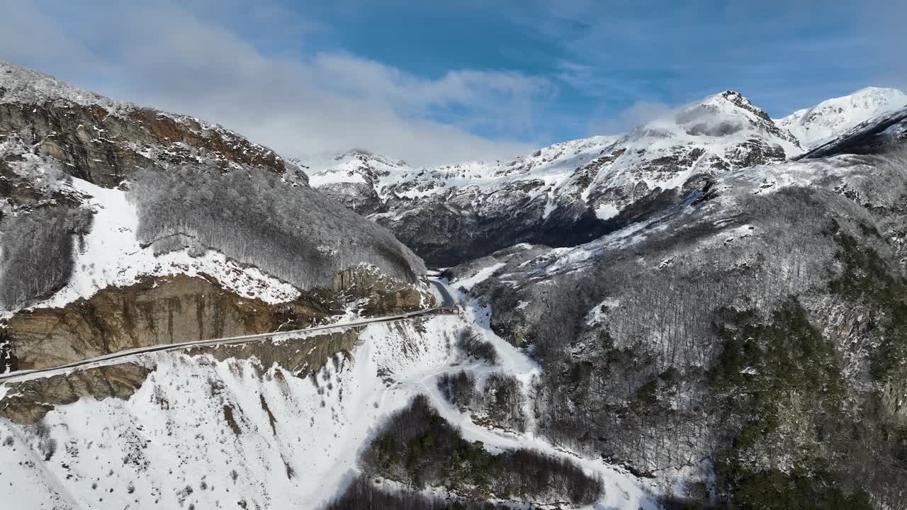 Snötäckt berg vid Ushuaia i Världens ände, Argentina