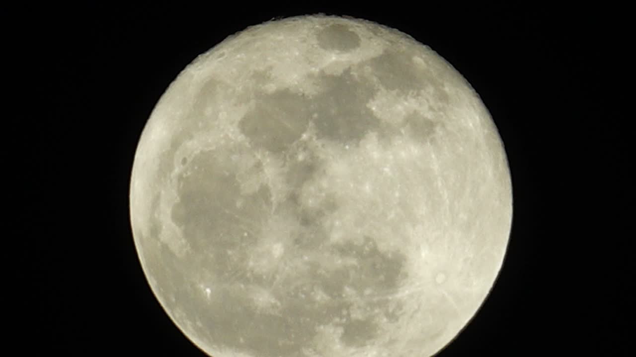 cerca de la luz de la luna en el cielo oscuro