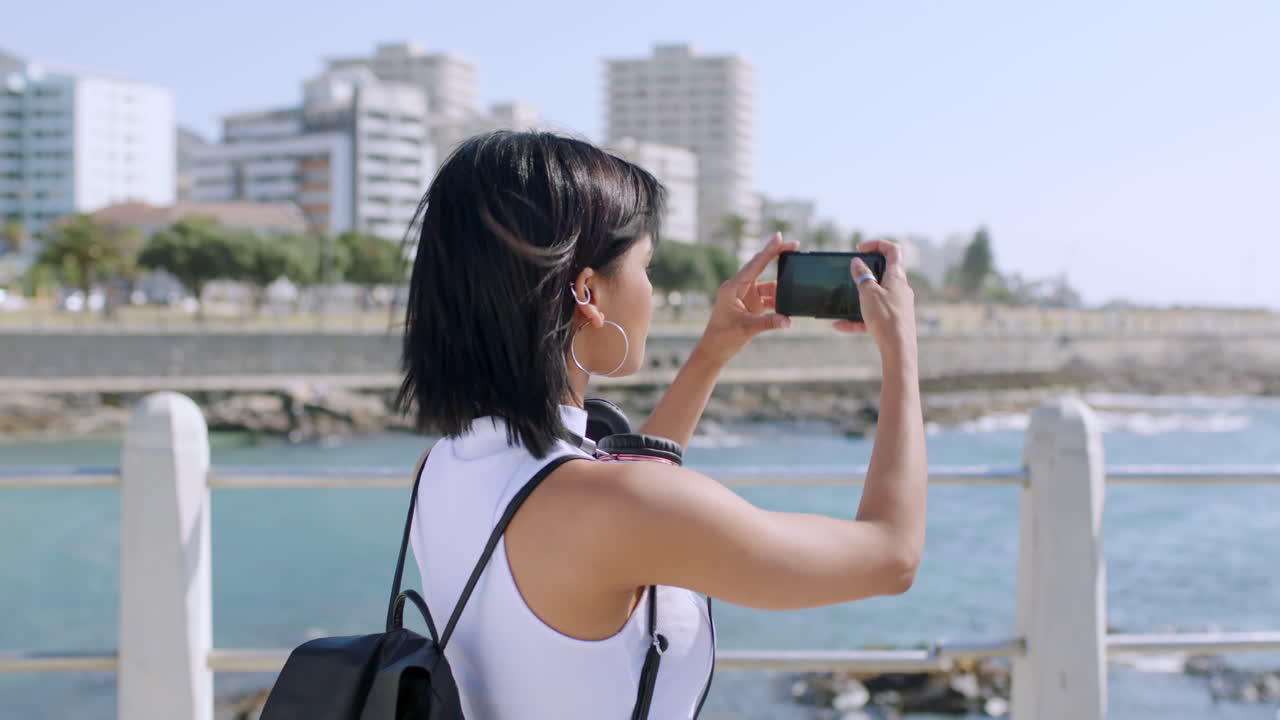 mujer de viaje con fotografía de playa en el teléfono inteligente