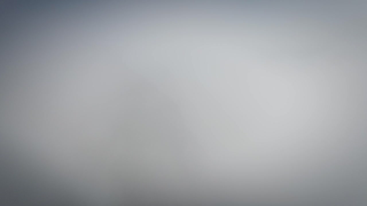 영화적인 fpv 드론  ⁇ 은 lofoten에서 안정화되어 구름 뒤에서 풍경을 드러 ⁇ 니다.