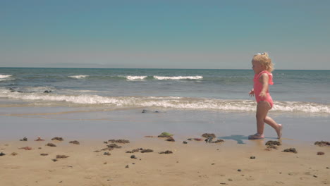 Niña-Caminando-En-La-Playa