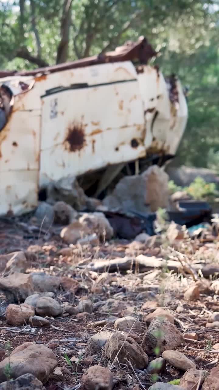 바위 에 버려진 녹은 차량