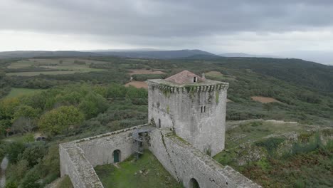 stary historyczny zamek monforte de rio libre w chaves, vila real portugal na ridgeline