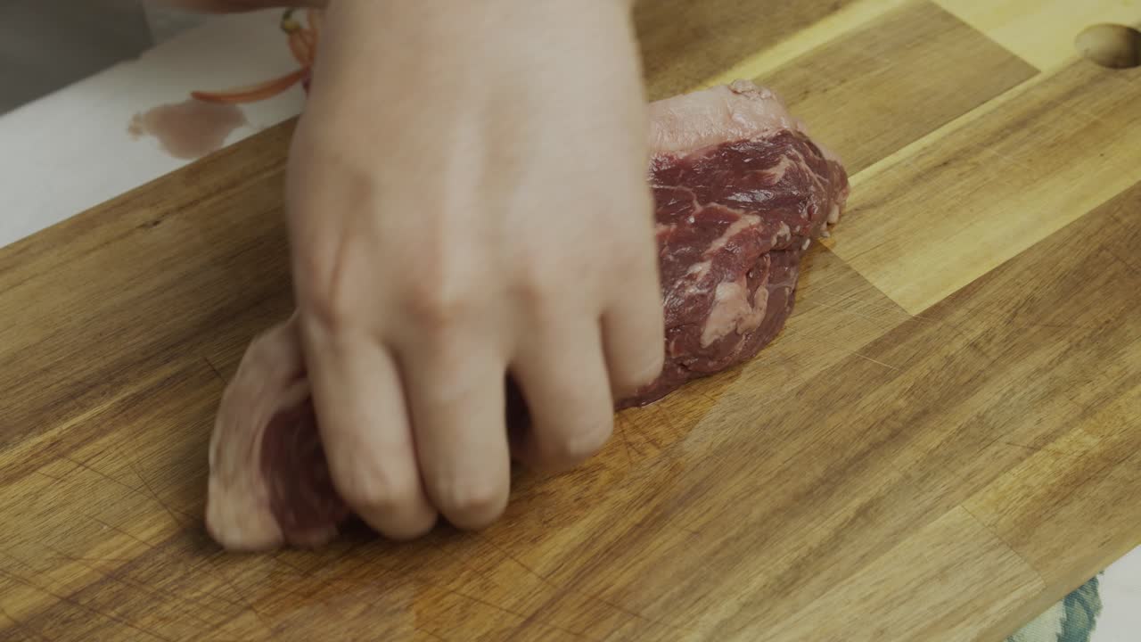 커팅 보드에 티슈로 고기 스테이크에서 물을 제거