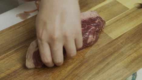 removing water from meat steak with tissues on the cutting board