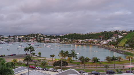 Timelapse-De-Día-A-Noche-Del-Tráfico-En-Noumea,-Nueva-Caledonia,-Barcos-En-La-Bahía-De-Orphelinat