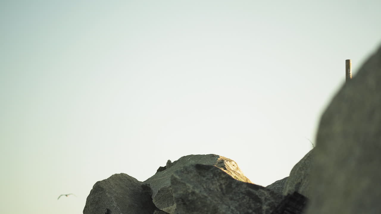 콘크리트 경사로에서 점프하는 스케이트보더와 폭포, 정적인 측면