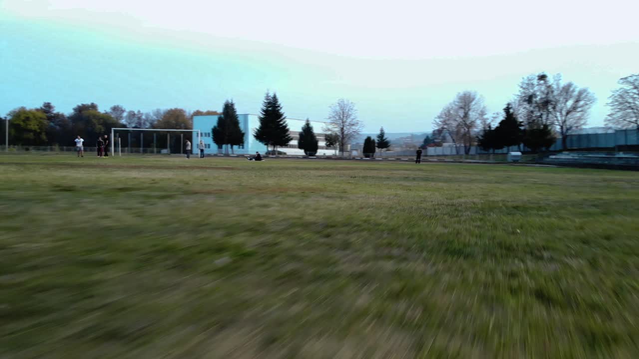 tiro de drone cerca del patio de recreo hacer giro rápido