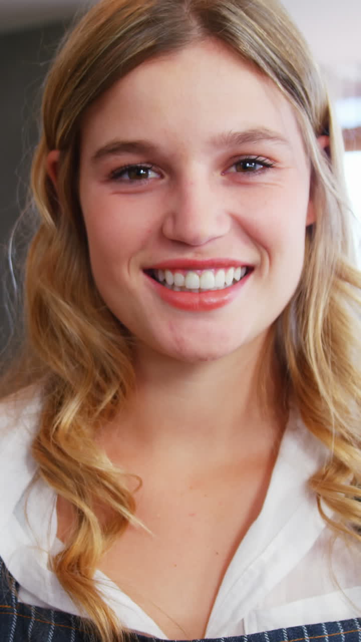 retrato de la camarera está sonriendo y posando con las manos en las caderas