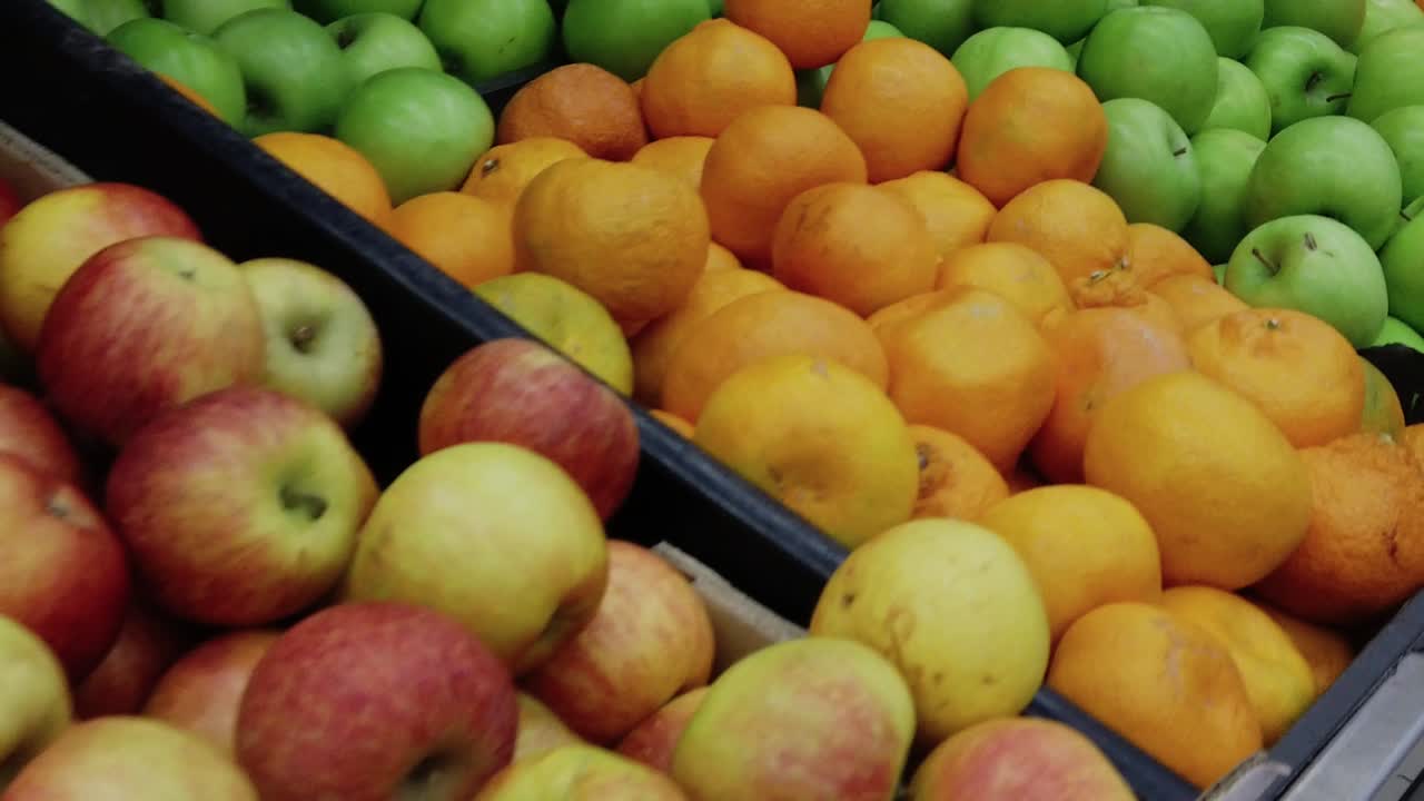 una toma a cámara lenta pasando por encima de un mostrador de frutas