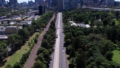 Blick-Entlang-Der-Flinders-Street-In-Richtung-Melbourne-Cbd-Umliegende-Parklandschaft