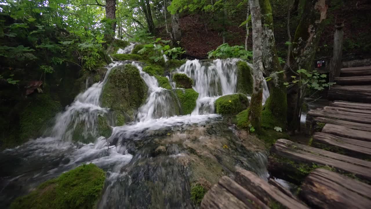 tiro inclinado de un arroyo en los lagos de plitvice en el parque en croacia